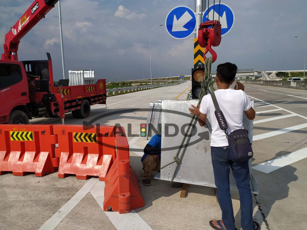 Jual Dan Produsen Crash Cushion Pertama Di Indonesia Atau Attenuator Kecelakaan Berkualitas Hub 0813 1828 2830