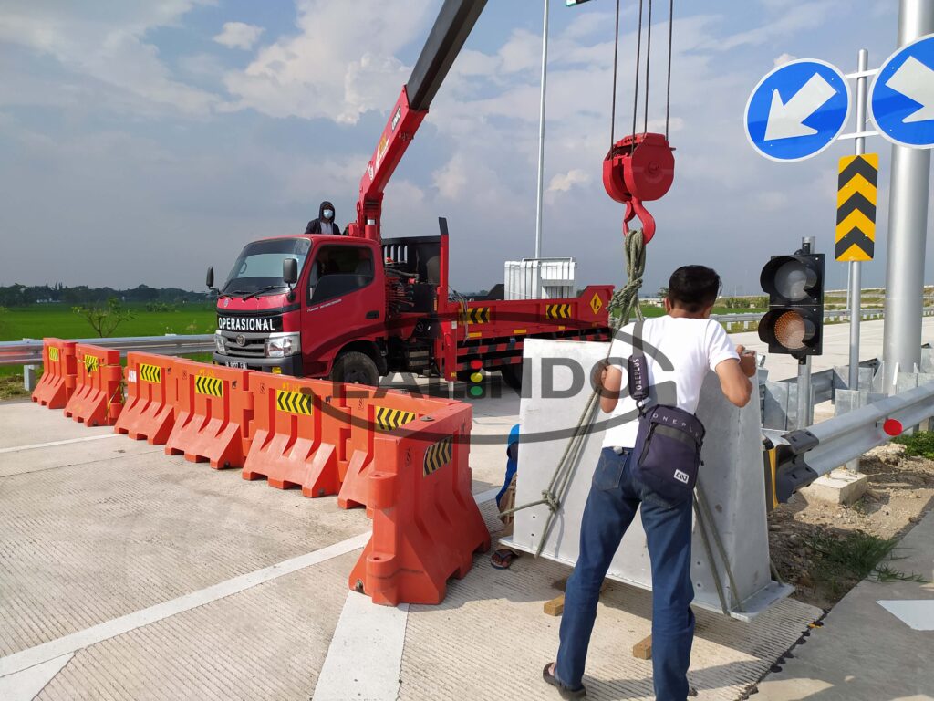 Jual Dan Produsen Crash Cushion Pertama Di Indonesia Atau Attenuator Kecelakaan Berkualitas Hub 0813 1828 2830