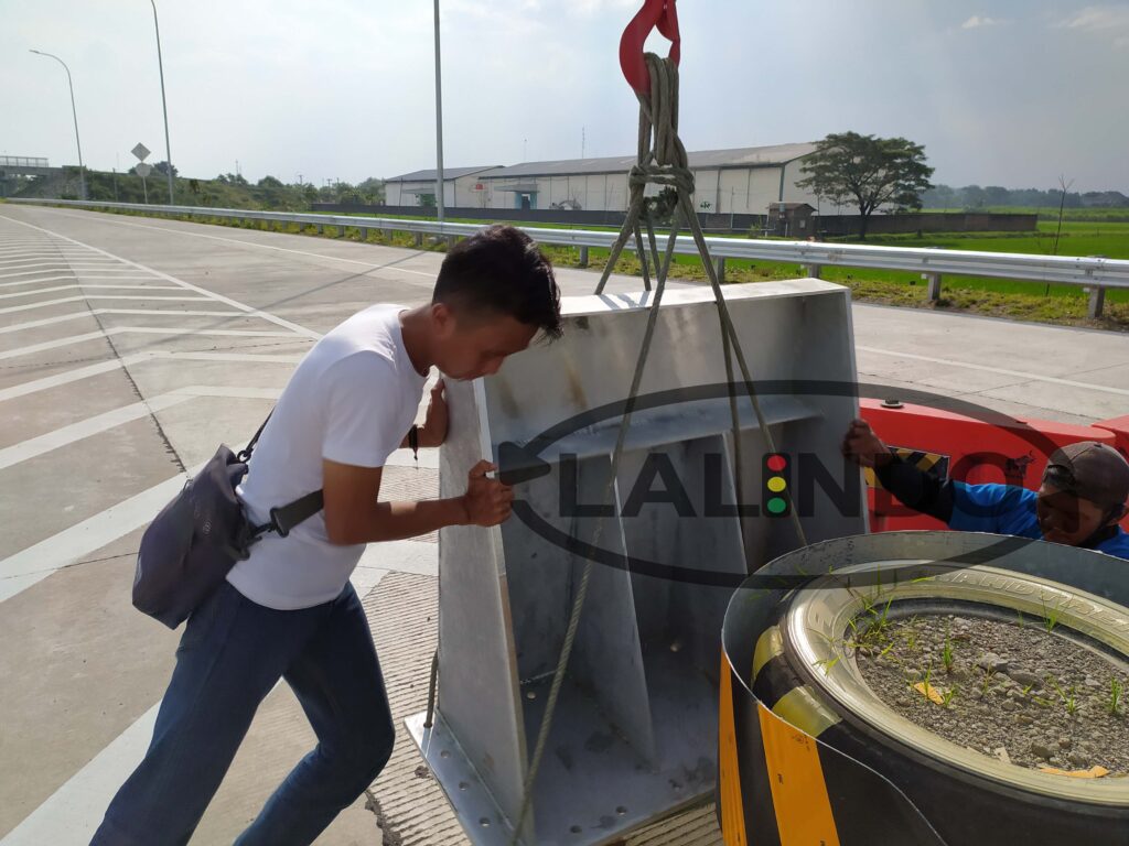 0813 1828 2830 | Jual Dan Produsen Crash Cushion System Atau Attenuator Bantal Kecelakaan Berkualitas