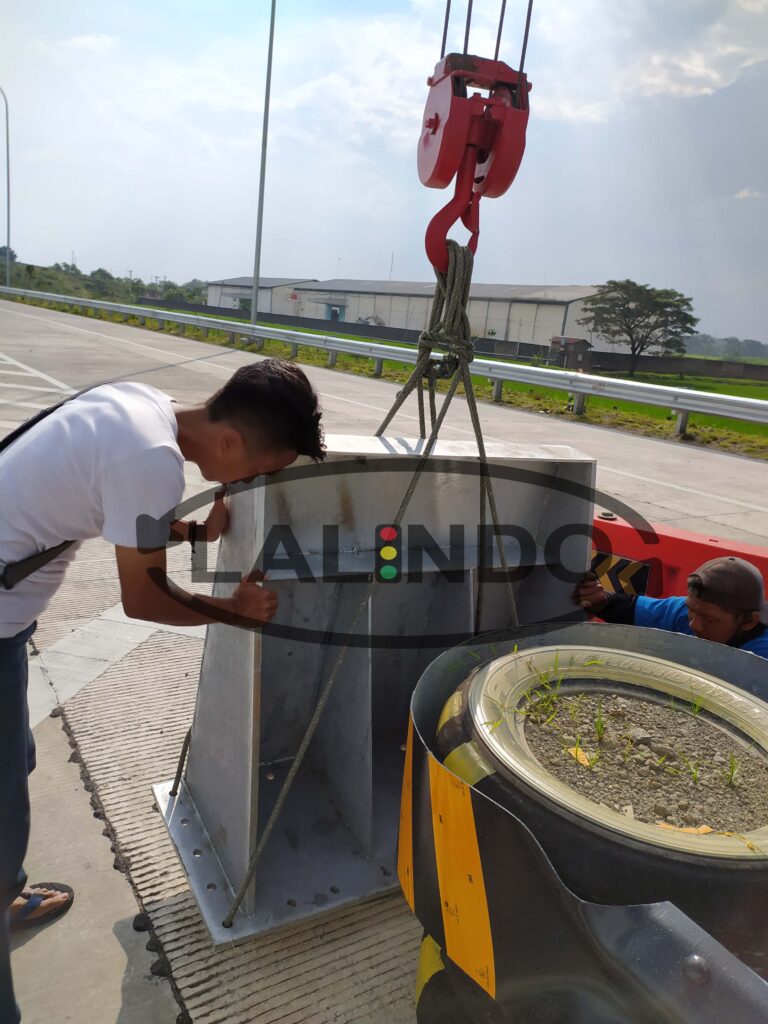 0813 1828 2830 | Jual Dan Produsen Crash Cushion System Atau Attenuator Bantal Kecelakaan Berkualitas