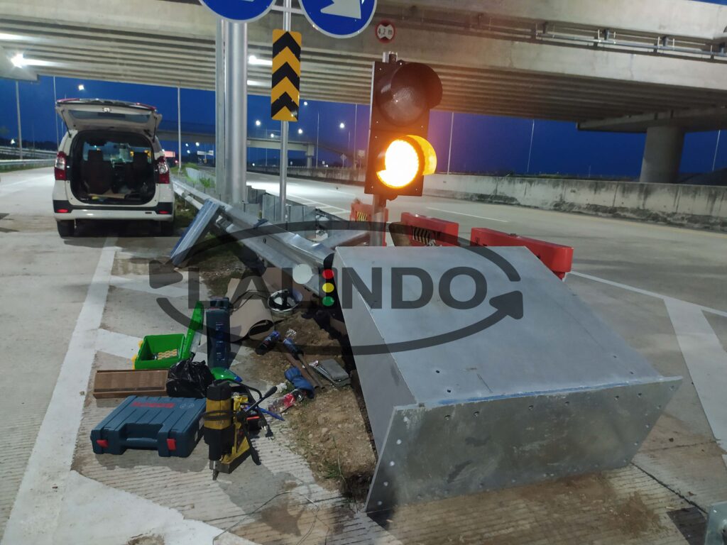 0813 1828 2830 | Jual Dan Produsen Crash Cushion System Atau Attenuator Bantal Kecelakaan Berkualitas