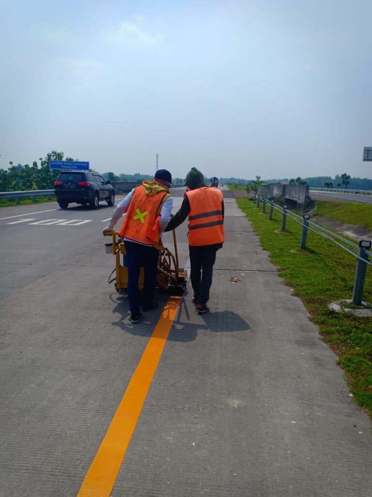 Jasa Pengecatan Atau Aplikator Marka Jalan | Pengecatan Marka Jalan Termoplastic Kuning