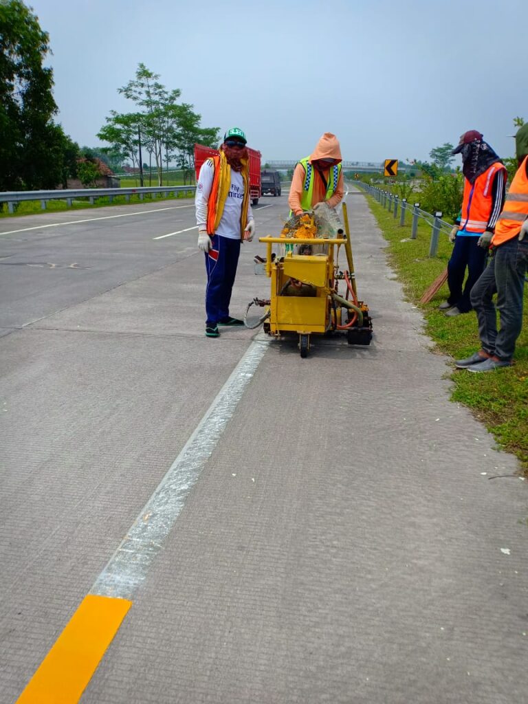 Jasa Pengecatan Atau Aplikator Marka Jalan | Pengecatan Marka Jalan Termoplastic Kuning