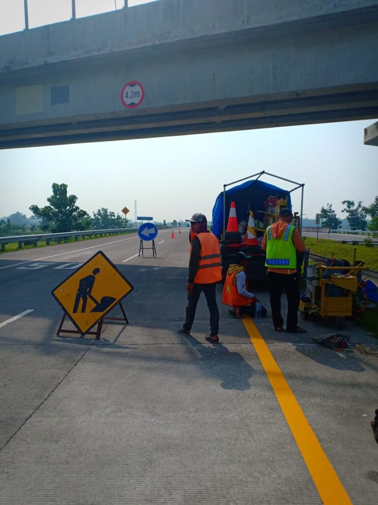 Jasa Pengecatan Atau Aplikator Marka Jalan | Pengecatan Marka Jalan Termoplastic Kuning