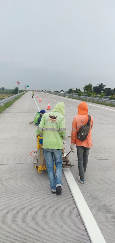 Jasa Pengecatan Atau Aplikator Marka Jalan | Pengecatan Marka Jalan Termoplastic Kuning